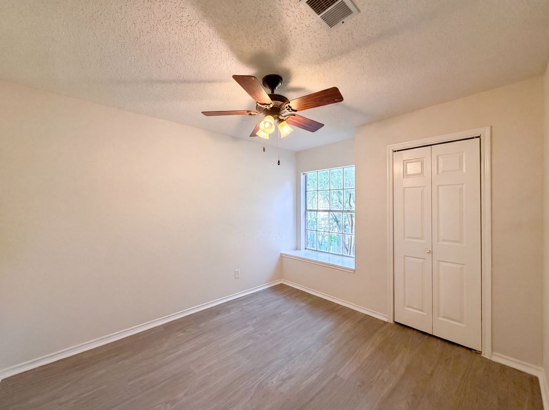 Photo 10 of 21 of 11823 Meadowchase Dr, Houston, TX