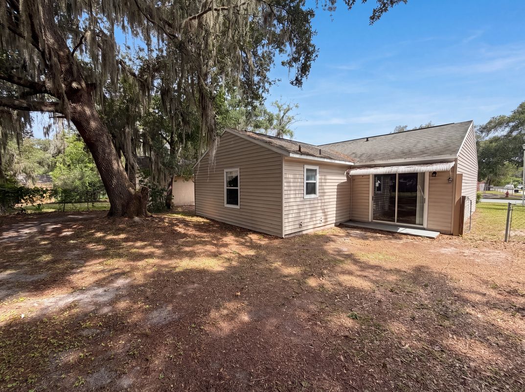 Photo 5 of 24 of 2715 Lorraine Dr, Leesburg, FL