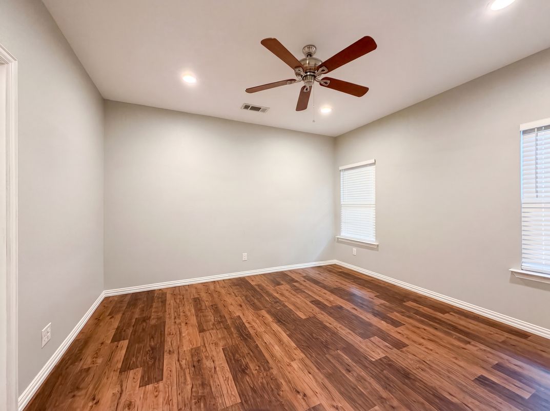 Photo 14 of 18 of 619 E Arlington Ave, Fort Worth, TX