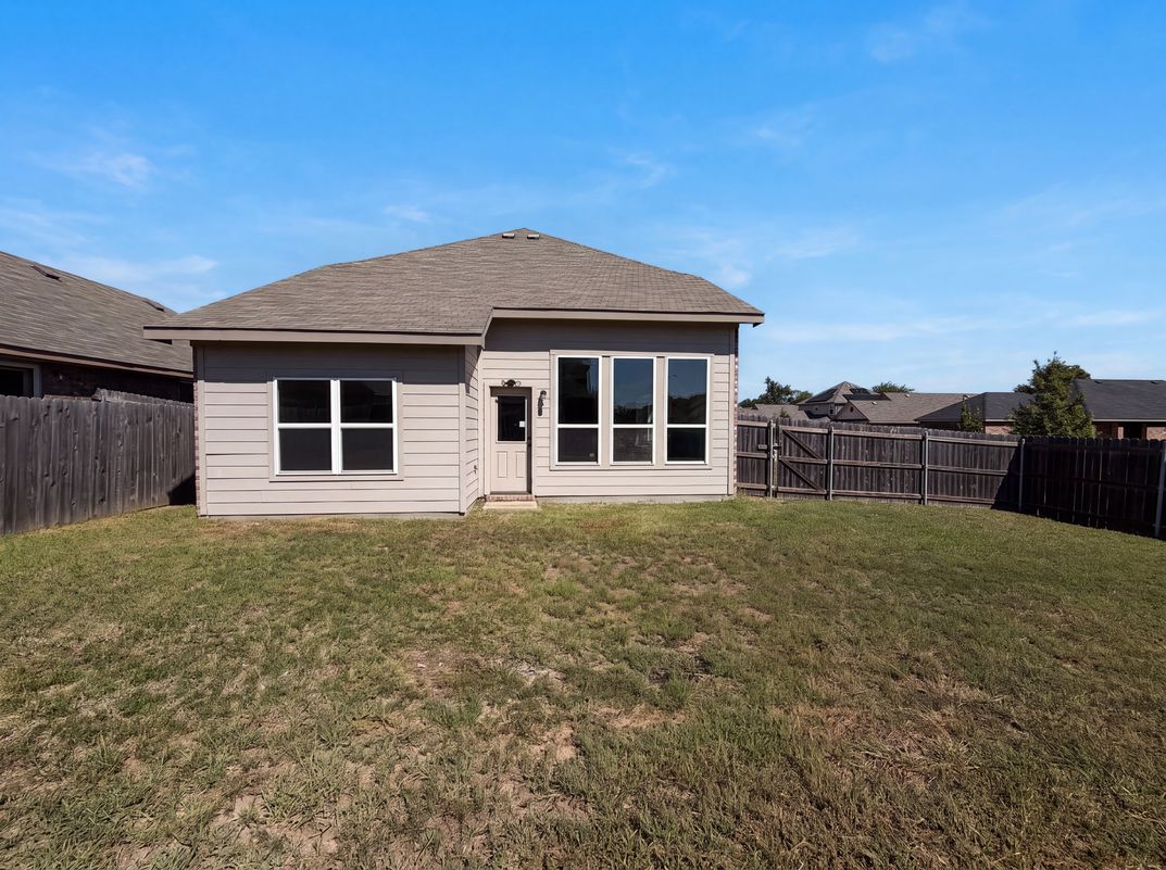 Photo 5 of 21 of 1713 Blue Jay Dr, Ennis, TX