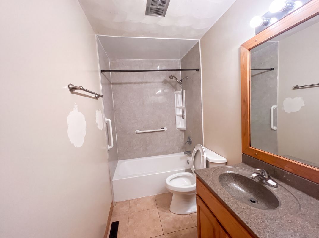 Photo 11 of 16 of 912 Hollycrest Dr, Champaign, IL