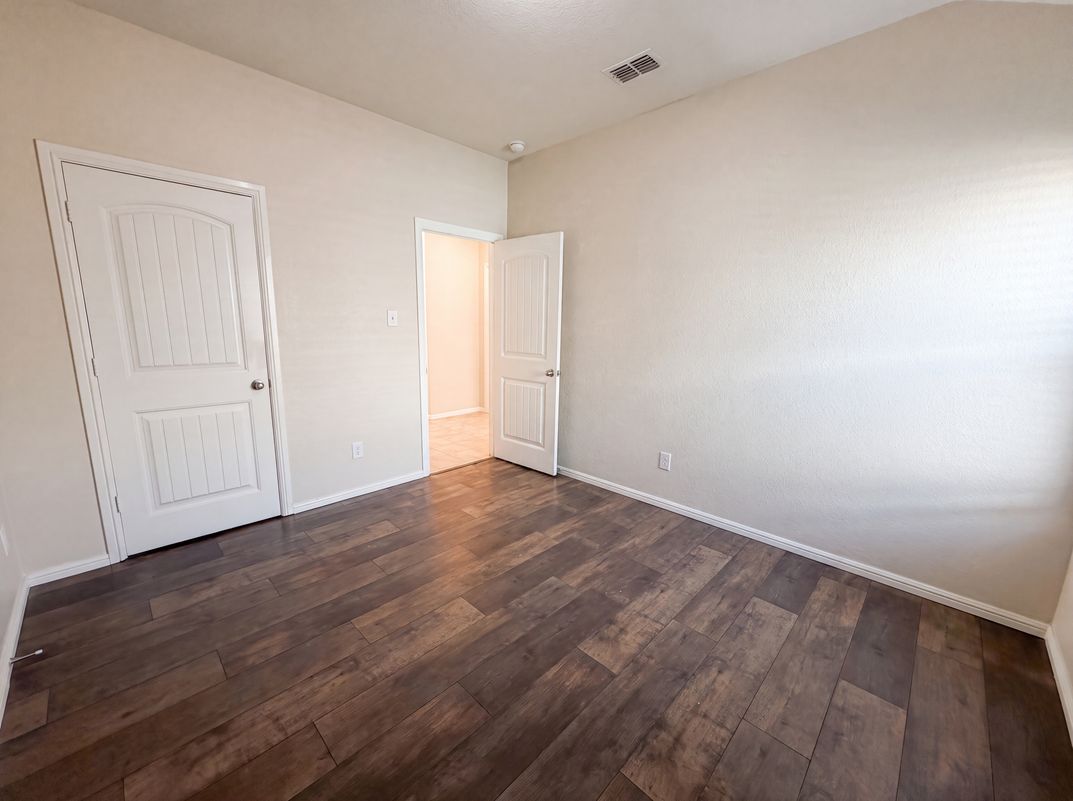 Photo 4 of 20 of 6337 Pontoon St, Fort Worth, TX
