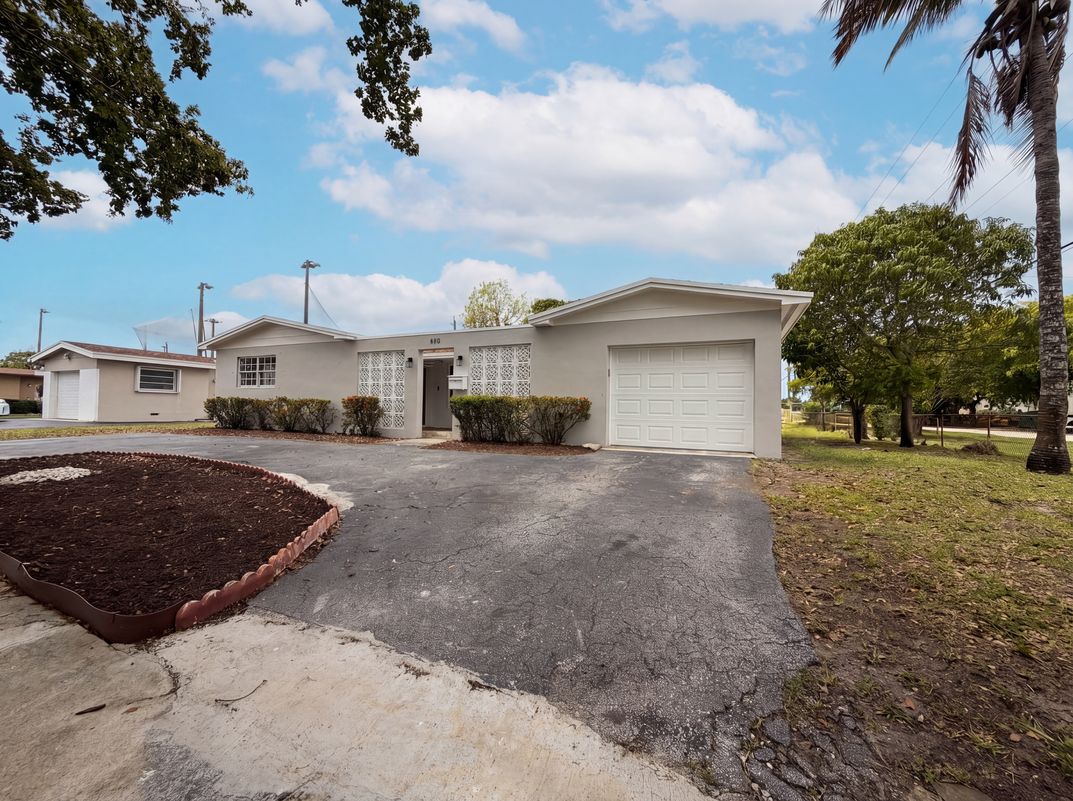 Photo 18 of 19 of 820 NW 78th Ave, Pembroke Pines, FL