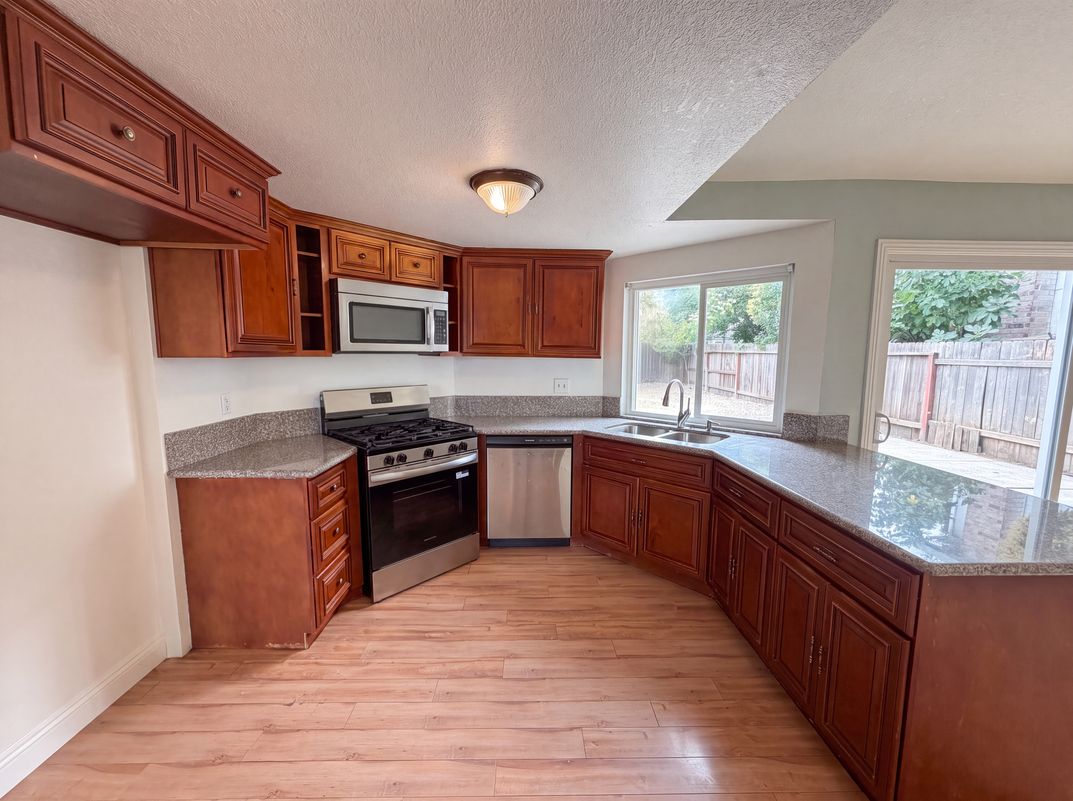 Photo 3 of 25 of 7804 McClintock Way, Sacramento, CA