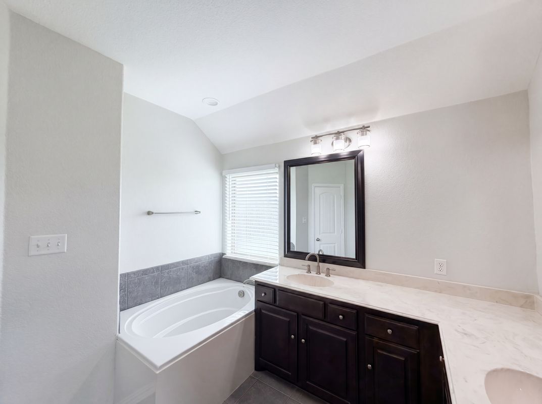 Photo 15 of 20 of 709 Ravenwood Dr, Saginaw, TX