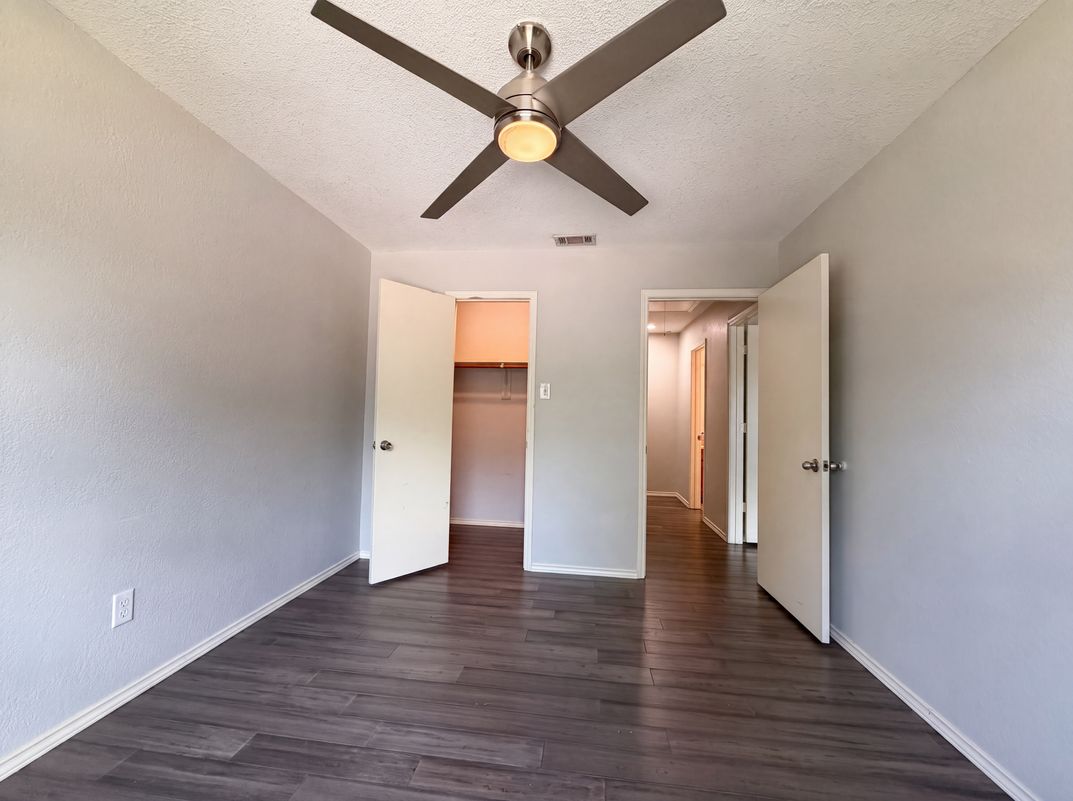 Photo 14 of 19 of 2831 Red Oak Dr, Grand Prairie, TX