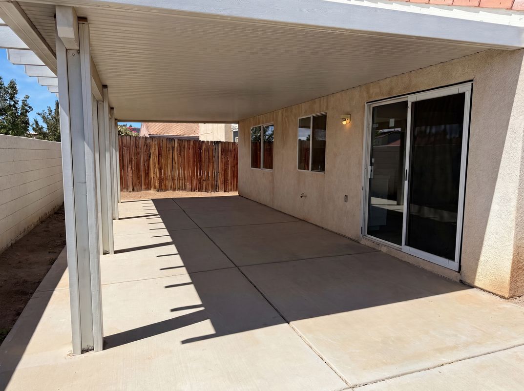 Photo 5 of 18 of 13577 Monterey Way, Victorville, CA