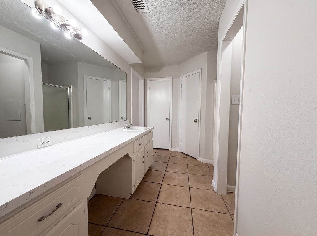 Photo 14 of 17 of 8 Sunnybrook St, Angleton, TX