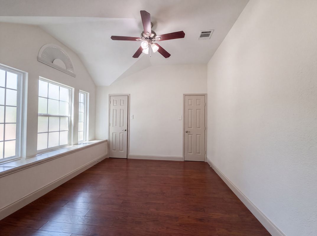 Photo 13 of 22 of 6315 Meadow Glen Dr, Arlington, TX