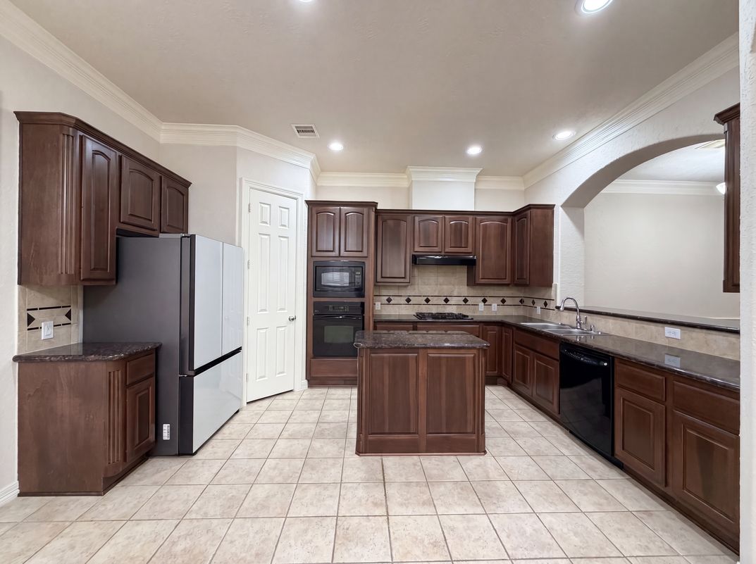 Property photo 2 of 2942 Royal Oaks Crst
