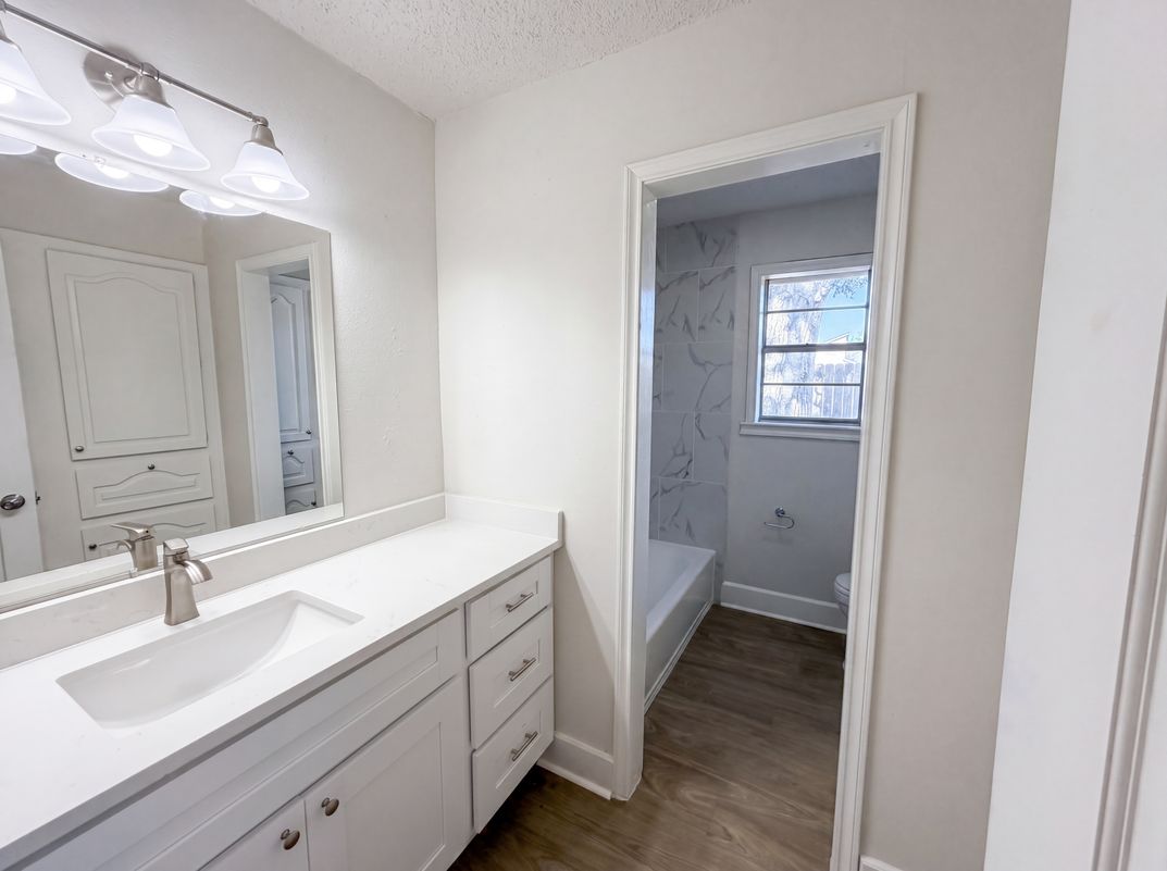 Photo 13 of 18 of 5917 Raza Rd, Pearland, TX