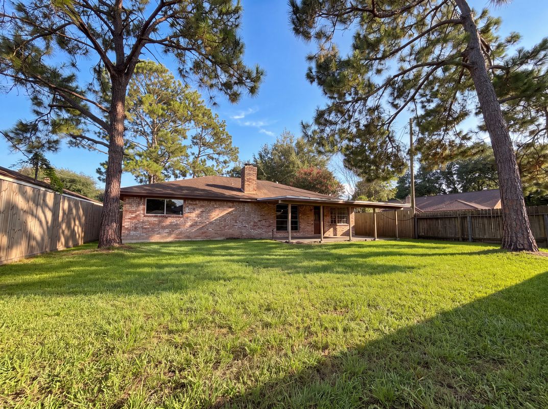 Photo 16 of 17 of 8 Sunnybrook St, Angleton, TX