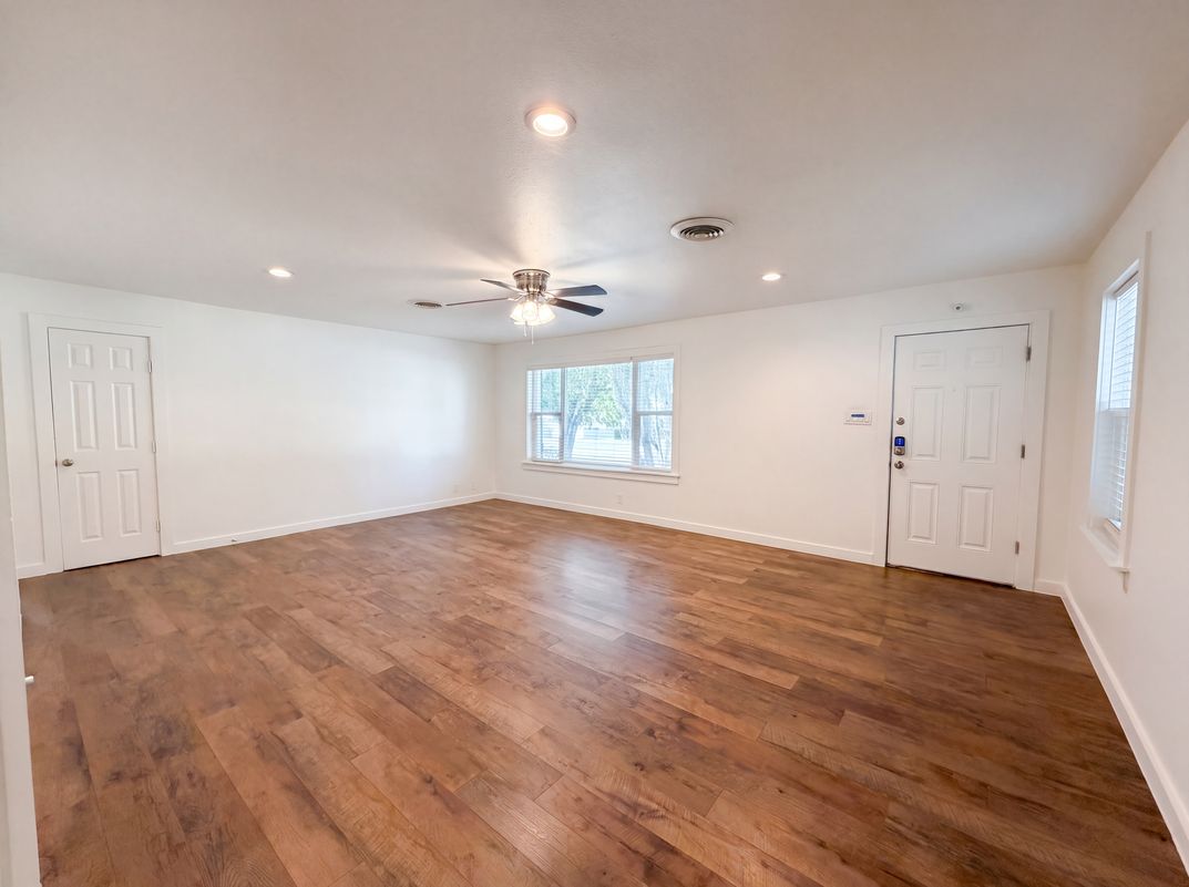 Photo 6 of 28 of 832 Central Dr, Bedford, TX