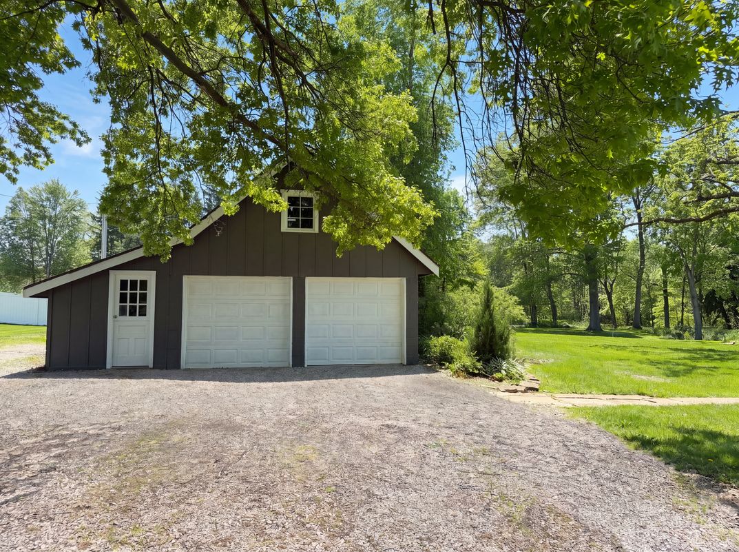 Photo 22 of 31 of 23691 Redfern Rd, Columbia Station, OH