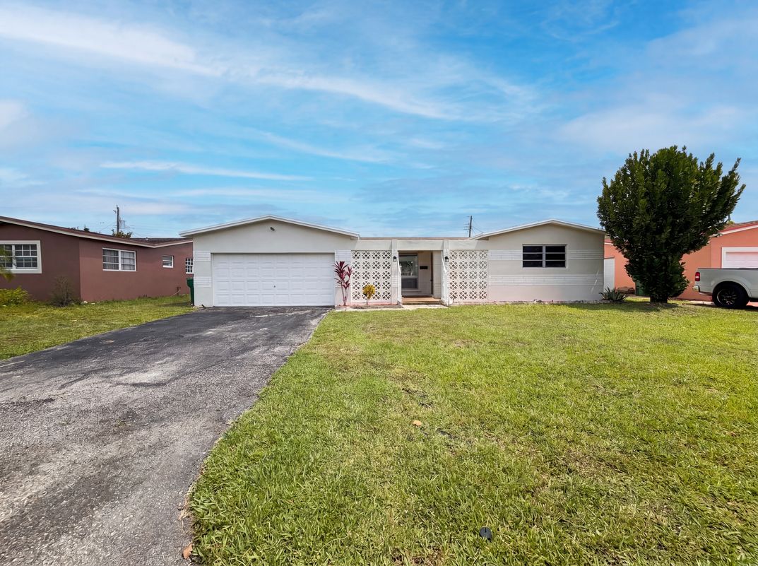 Photo 19 of 25 of 7141 Harbour Blvd, Miramar, FL