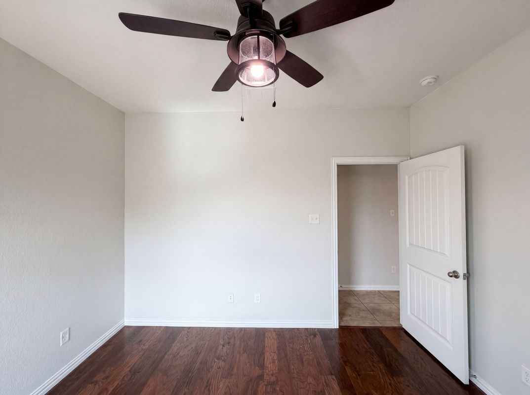 Photo 14 of 20 of 709 Ravenwood Dr, Saginaw, TX