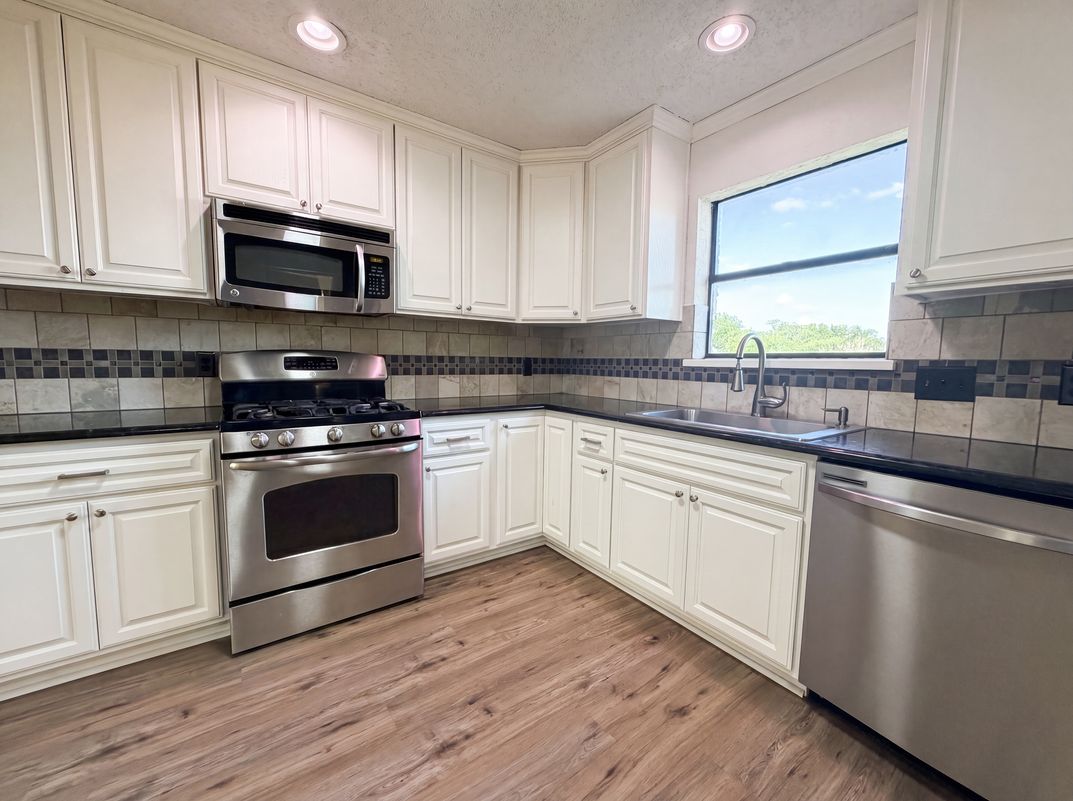 Photo 2 of 16 of 1308 Longhorn Dr, Floresville, TX