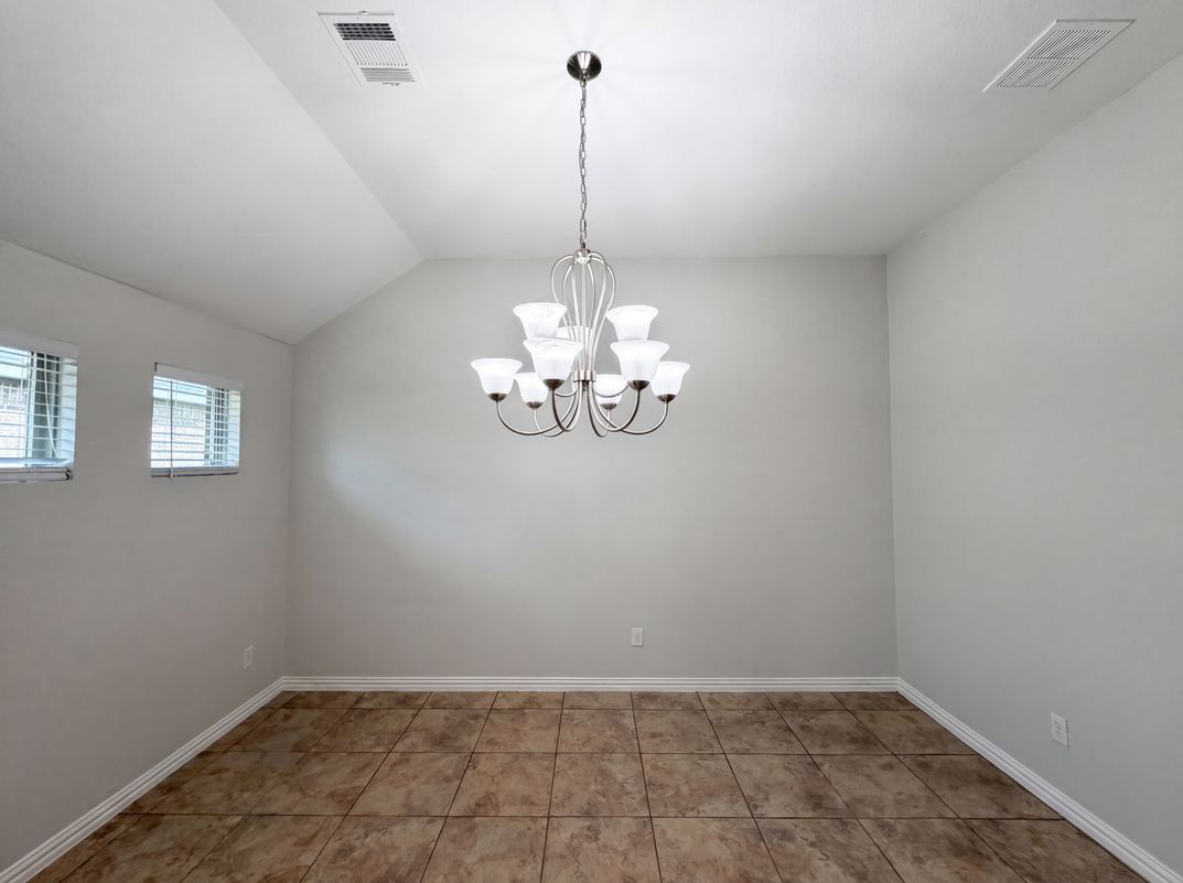 Photo 10 of 20 of 709 Ravenwood Dr, Saginaw, TX