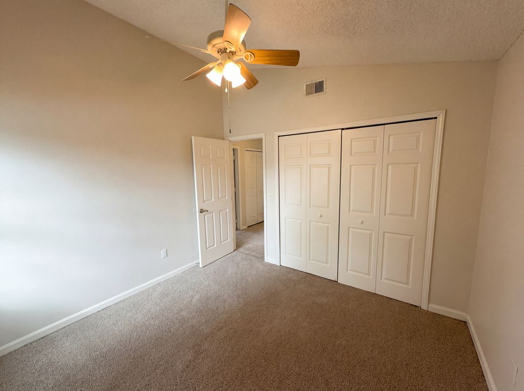 Photo 9 of 18 of 2000 Plainfield Dr, Orlando, FL