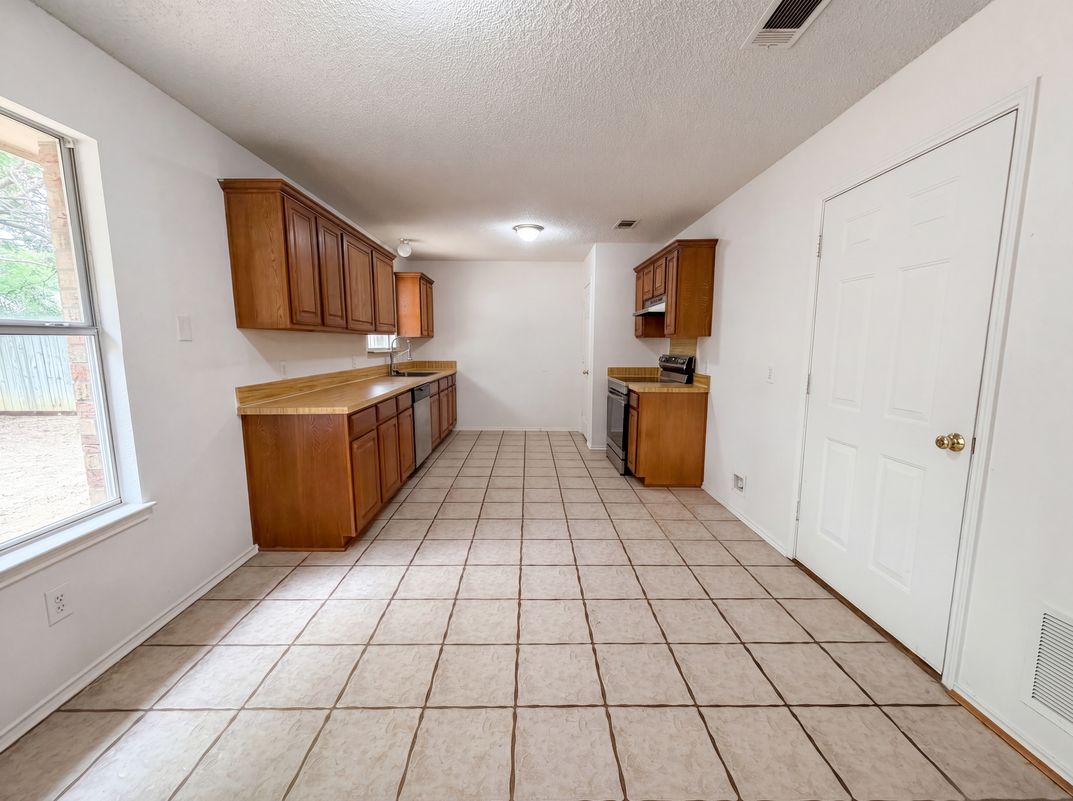 Photo 2 of 16 of 1233 Windy Meadows Dr, Burleson, TX