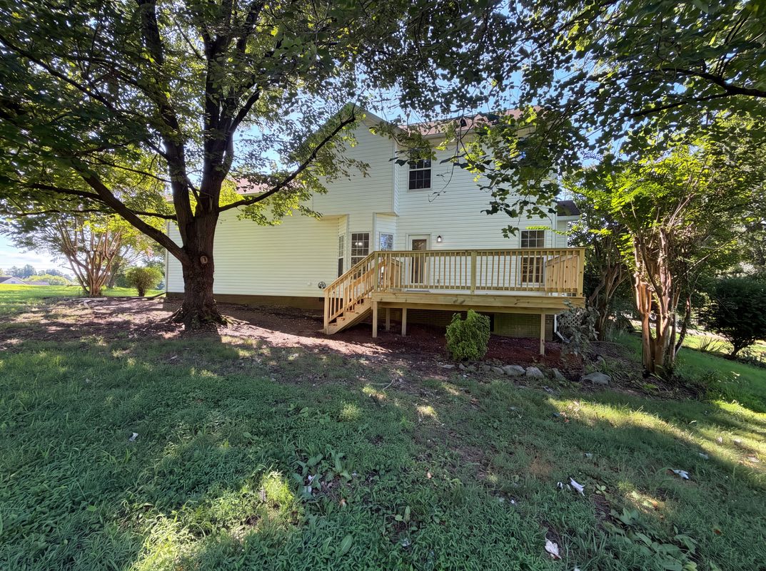 Photo 5 of 28 of 2120 Spring Lake Dr, Spring Hill, TN