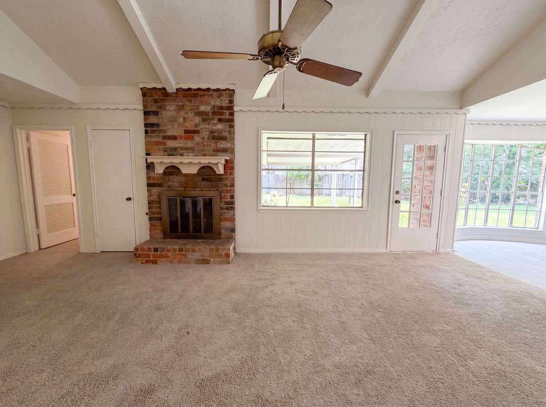 Photo 9 of 22 of 16338 Hollow Wood Dr, Houston, TX