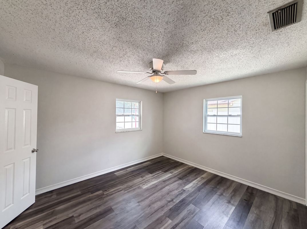 Photo 4 of 18 of 1823 Lori Ln W, Lakeland, FL