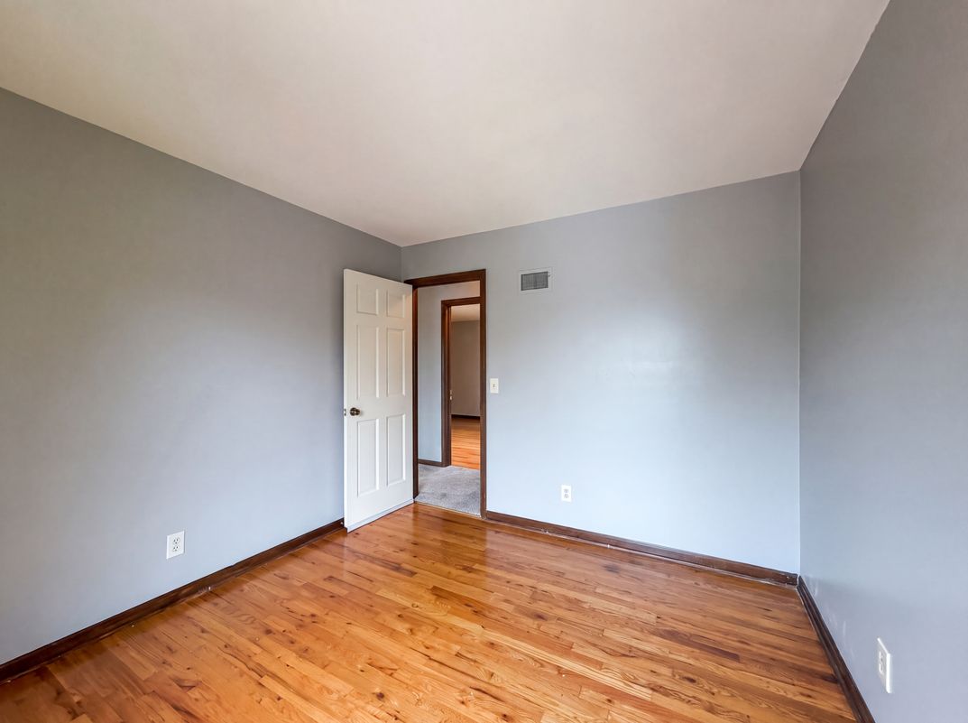 Photo 10 of 27 of 6916 N Overland Dr, Kansas City, MO