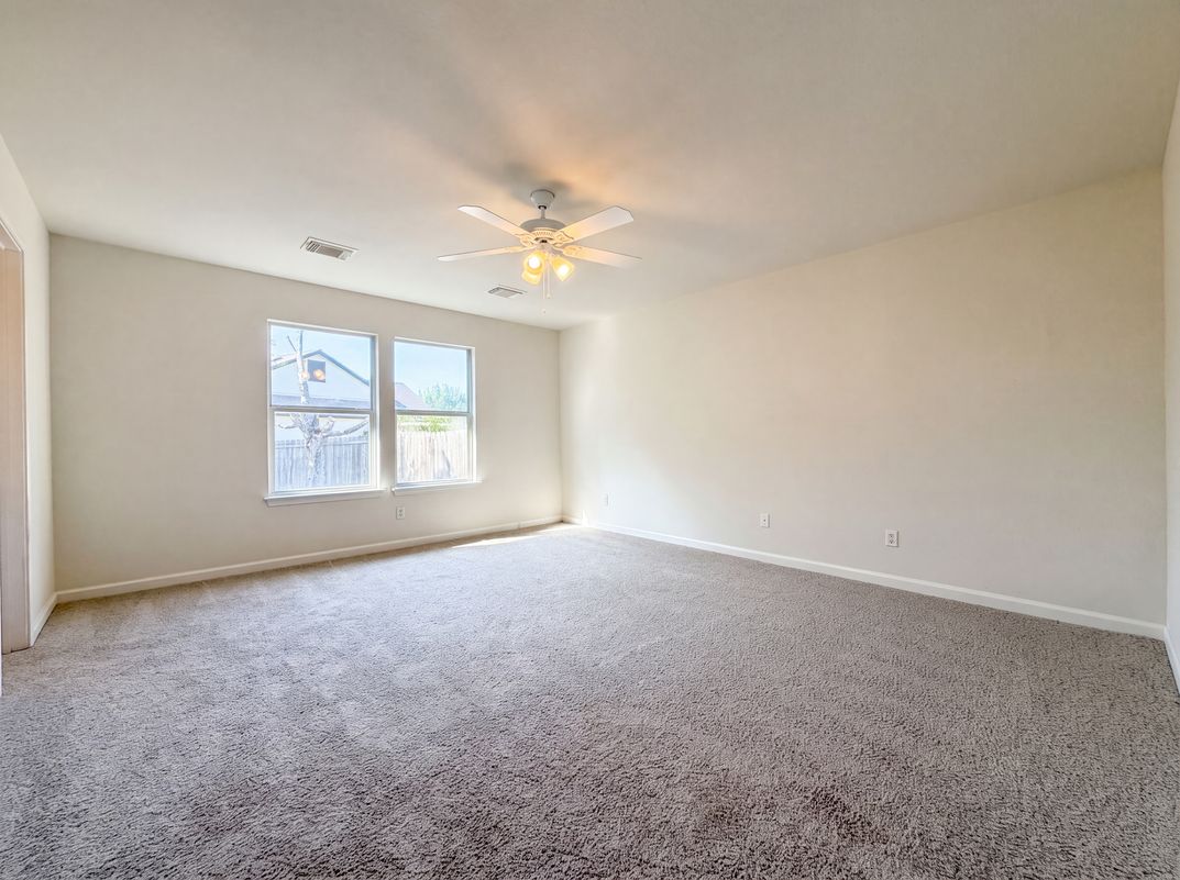 Photo 4 of 16 of 1620 Sunview Cir, New Braunfels, TX