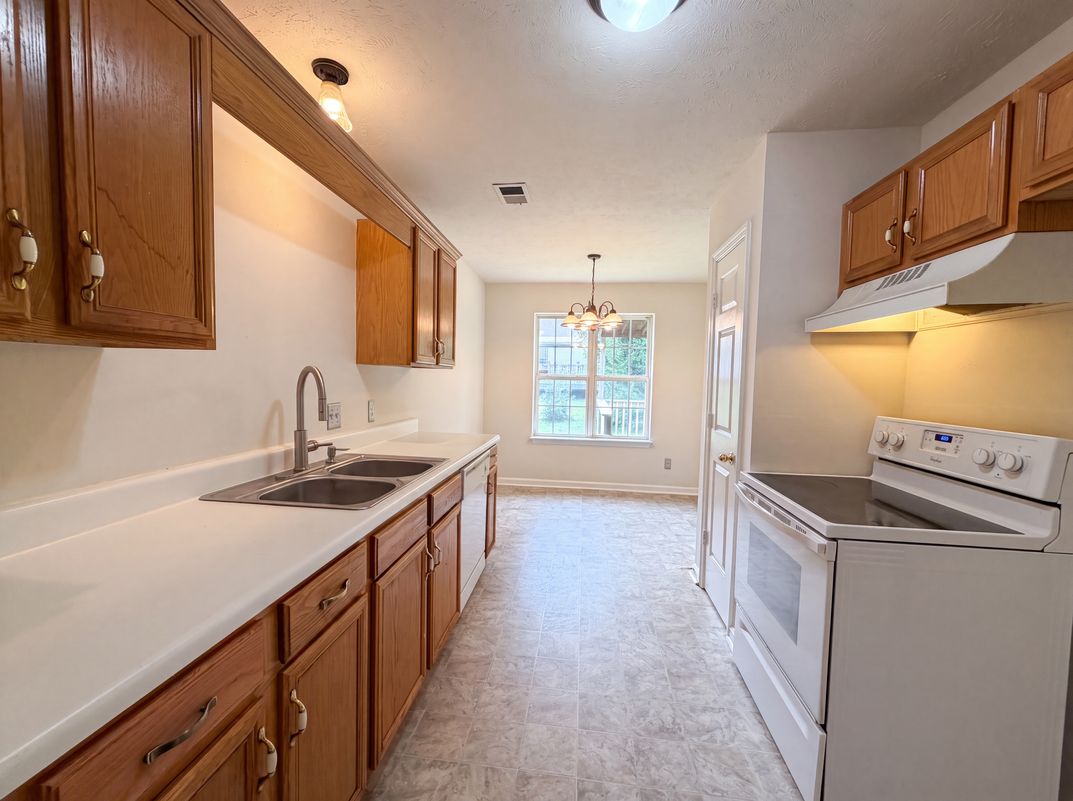 Photo 2 of 20 of 499 Holland Ridge Dr, La Vergne, TN