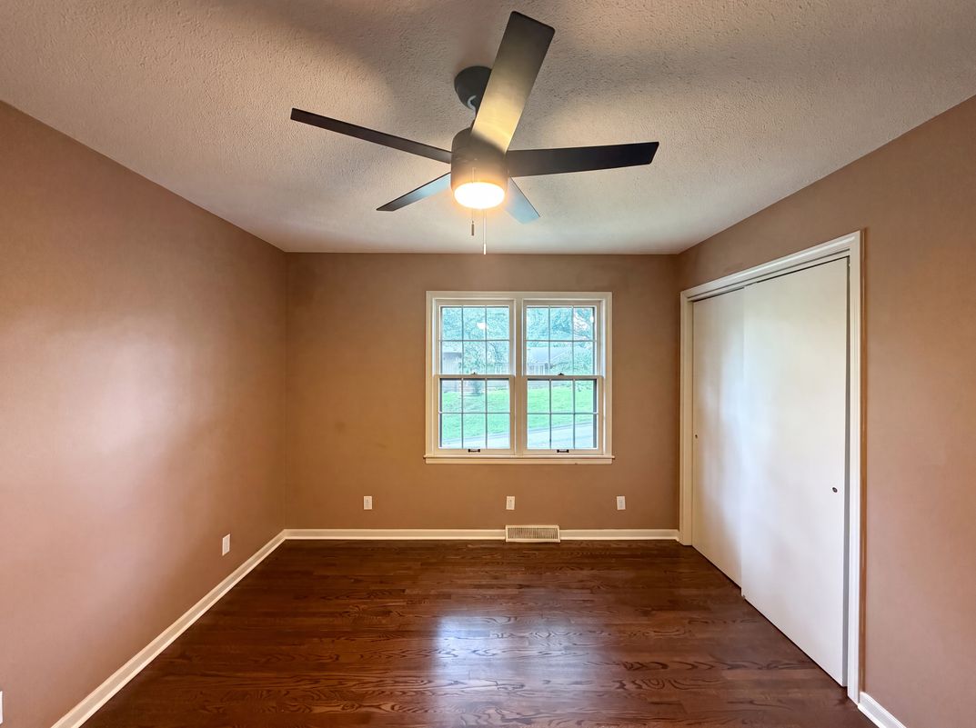 Photo 7 of 23 of 4321 NW Briarcliff Ln, Kansas City, MO