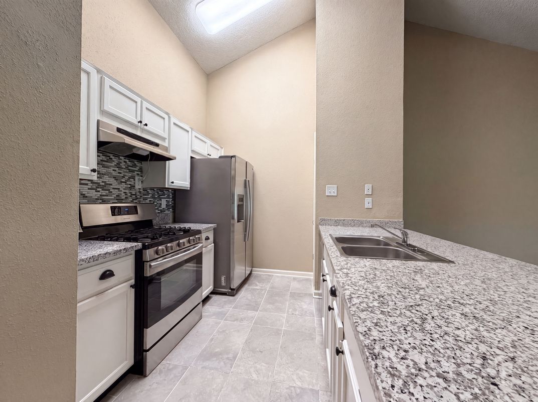 Photo 2 of 15 of 643 E Country Grove Cir, Pearland, TX