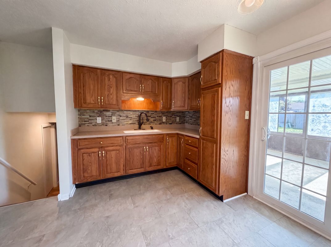 Photo 8 of 20 of 7533 Ardwell Dr, Indianapolis, IN