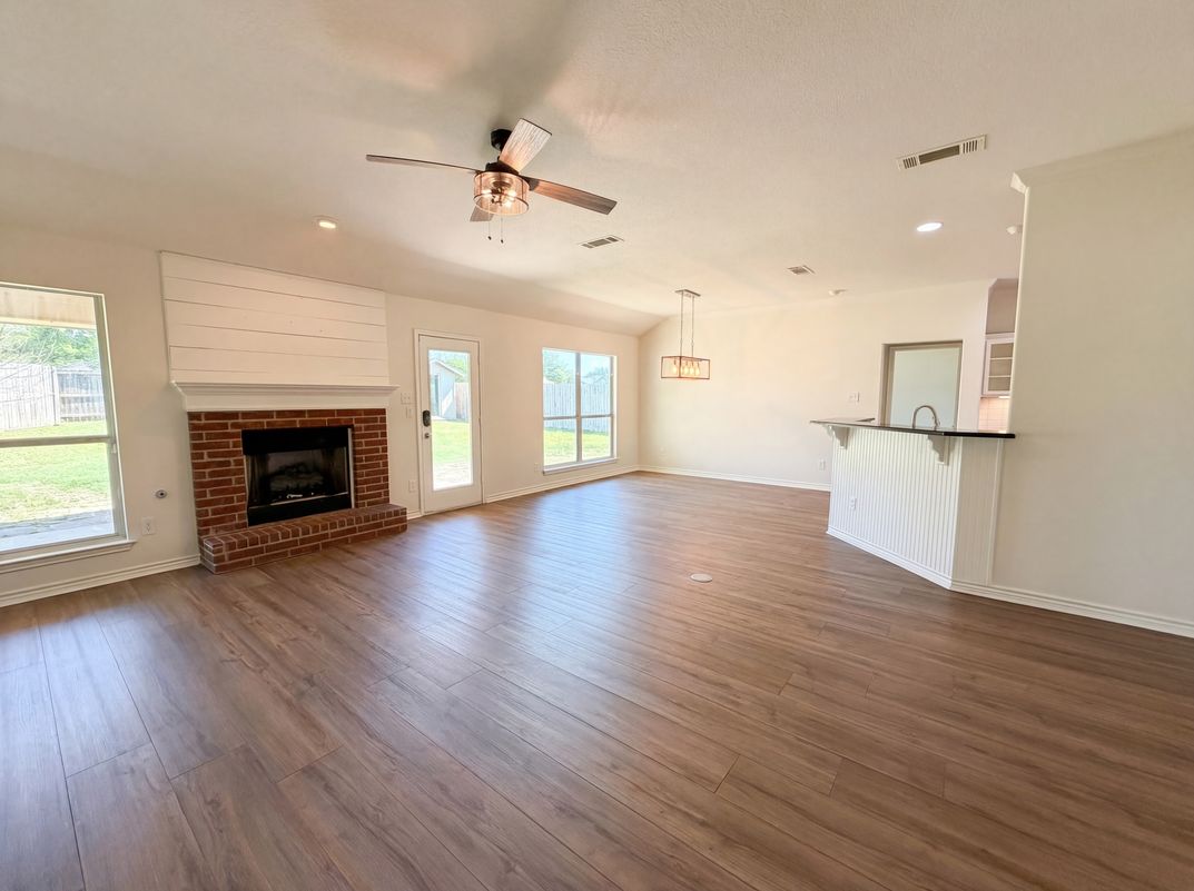 Photo 3 of 16 of 8710 Surrey Ct, Temple, TX