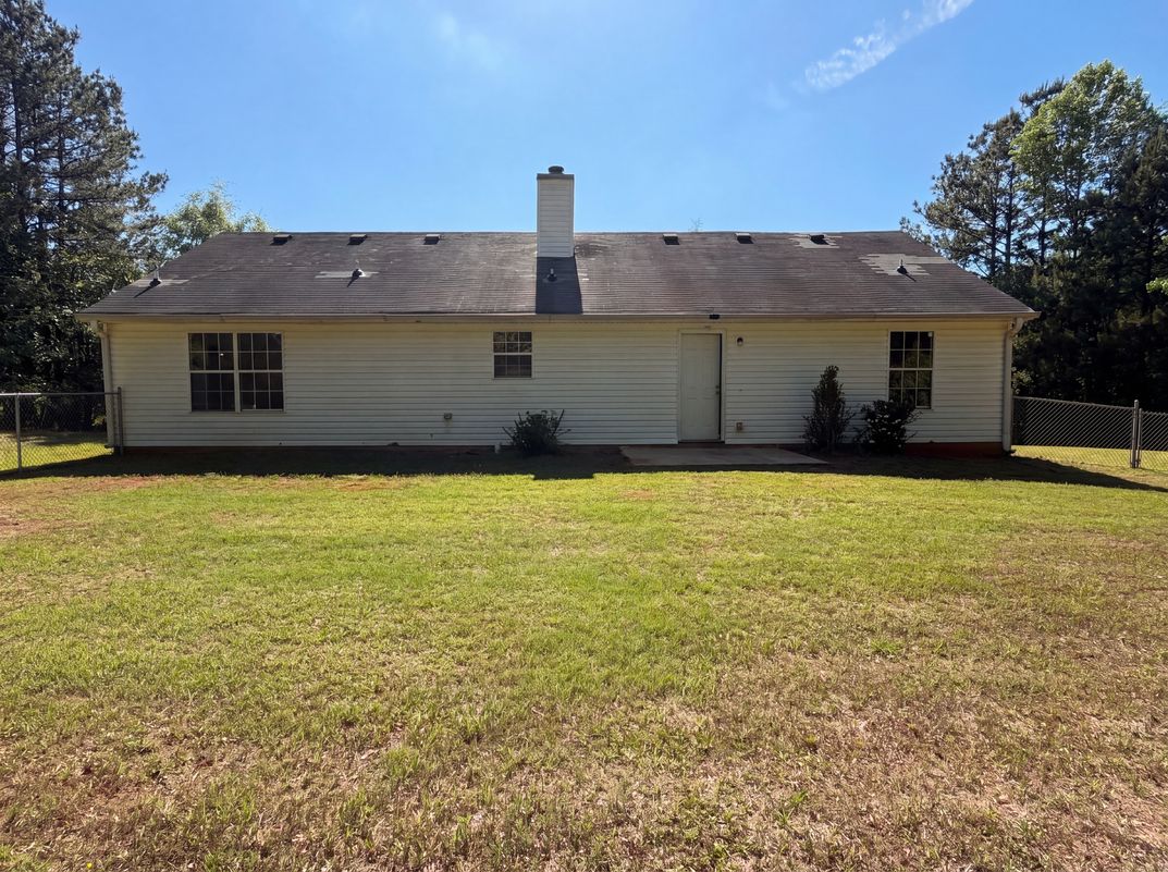 Photo 5 of 27 of 182 Livingston Ln, Covington, GA