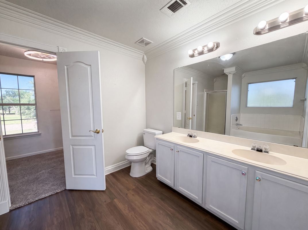 Photo 10 of 21 of 3940 Victory Ct, Midlothian, TX