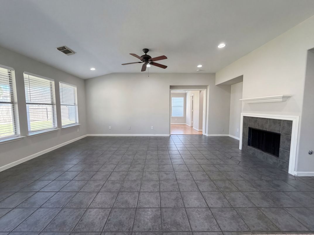 Photo 7 of 19 of 19822 Rippling Brook Ln, Tomball, TX