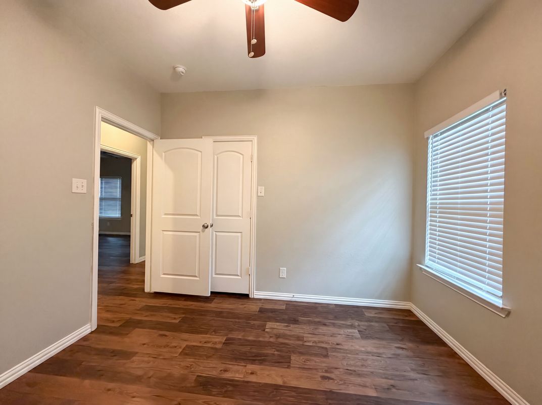 Photo 8 of 18 of 619 E Arlington Ave, Fort Worth, TX