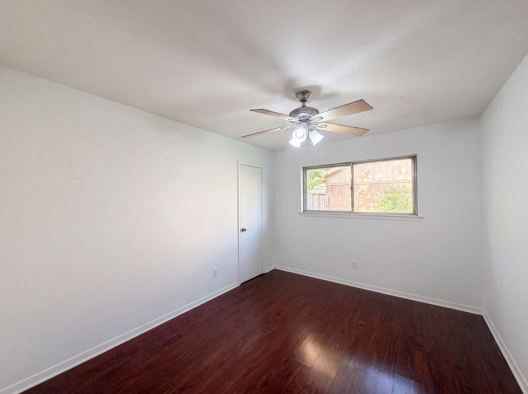 Photo 12 of 17 of 9538 Skyline Dr, Houston, TX