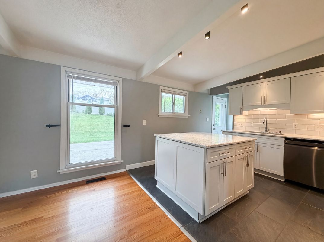 Photo 10 of 19 of 510 Wicklow Dr, Ballwin, MO