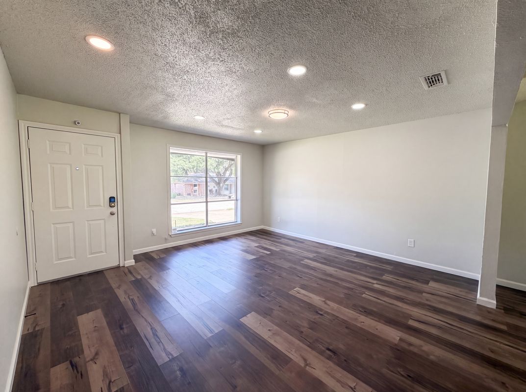 Photo 6 of 25 of 2136 Mountainview Dr, Hurst, TX