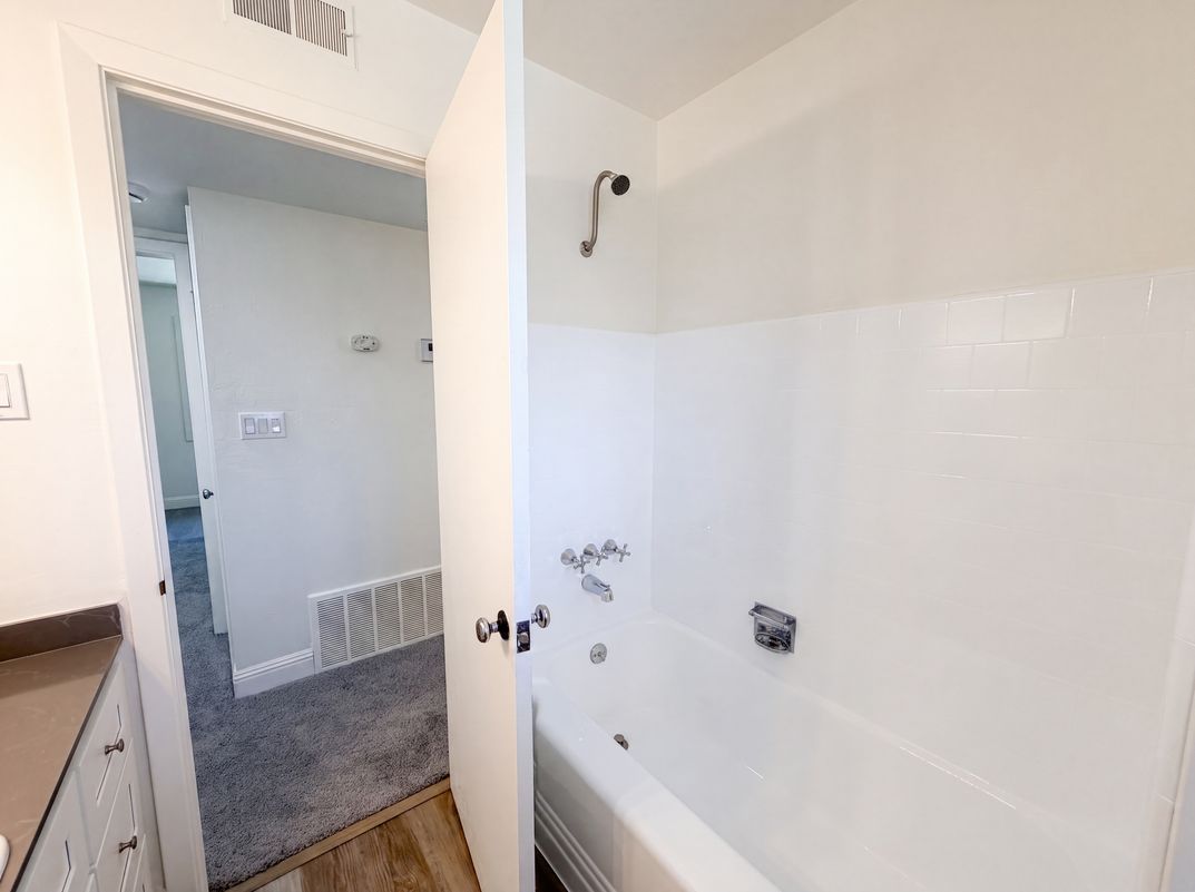 Photo 18 of 41 of 4601 Summit Way, Sacramento, CA