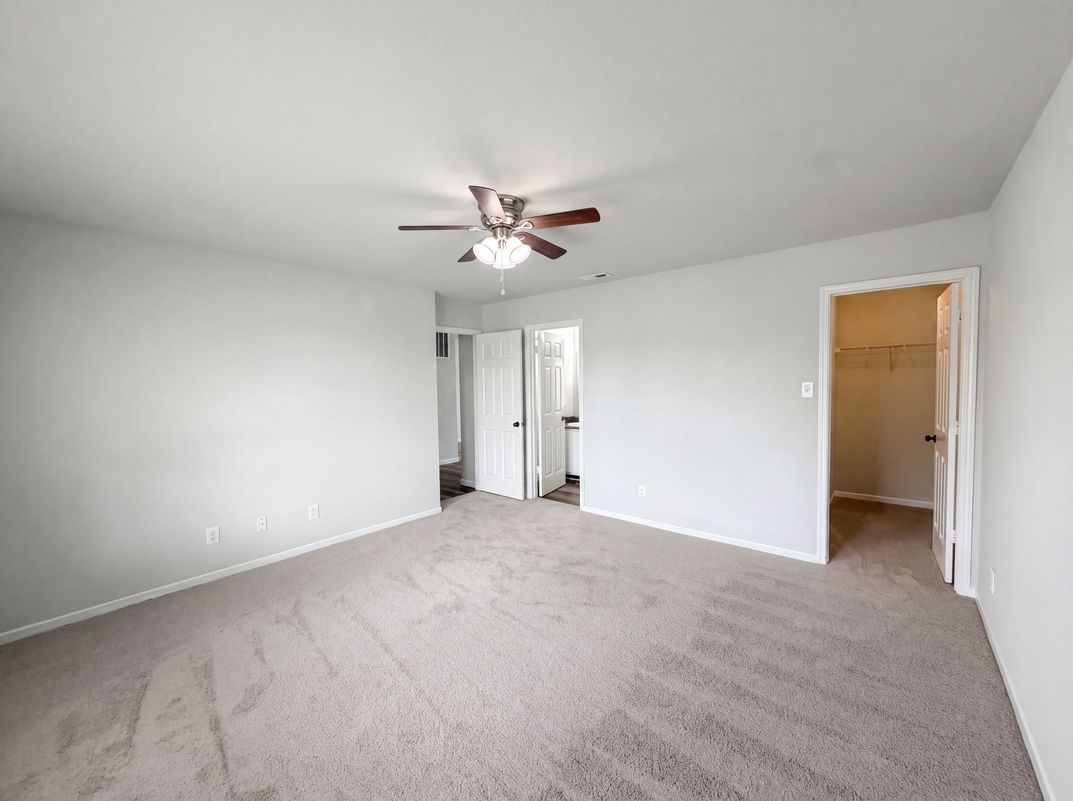 Photo 4 of 17 of 526 Bourneside Dr, Greenfield, IN
