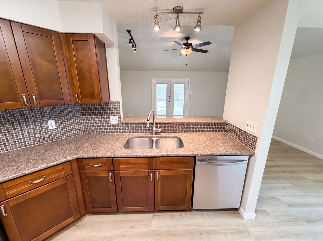 Photo 9 of 20 of 318 Floravista Dr, Webster, TX