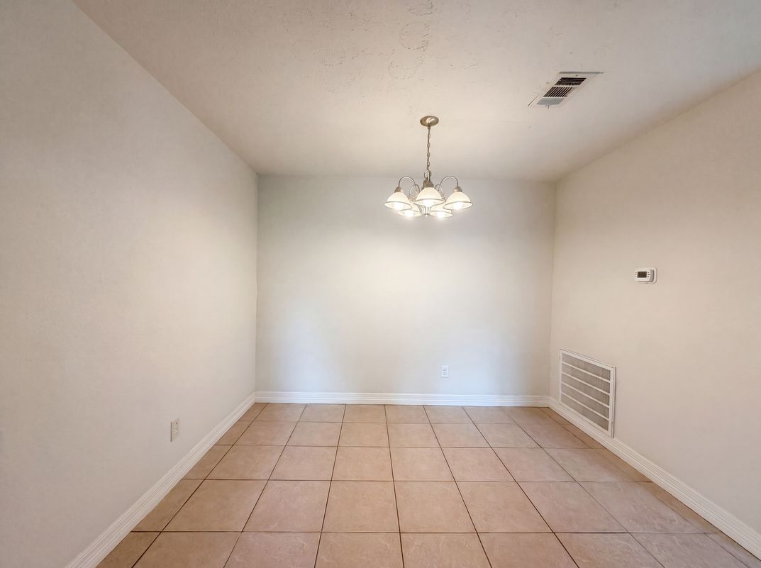 Photo 9 of 17 of 703 Midland Ct, Houston, TX