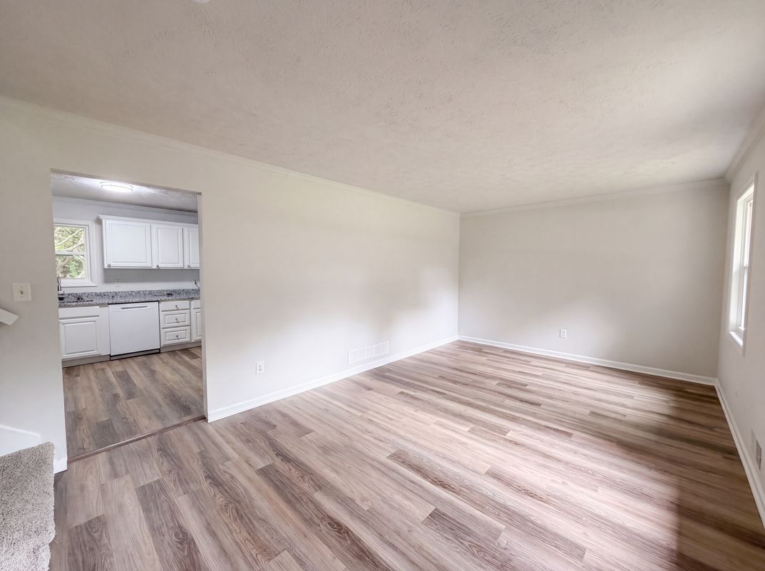 Photo 3 of 25 of 3691 Lavilla Dr, Powder Springs, GA