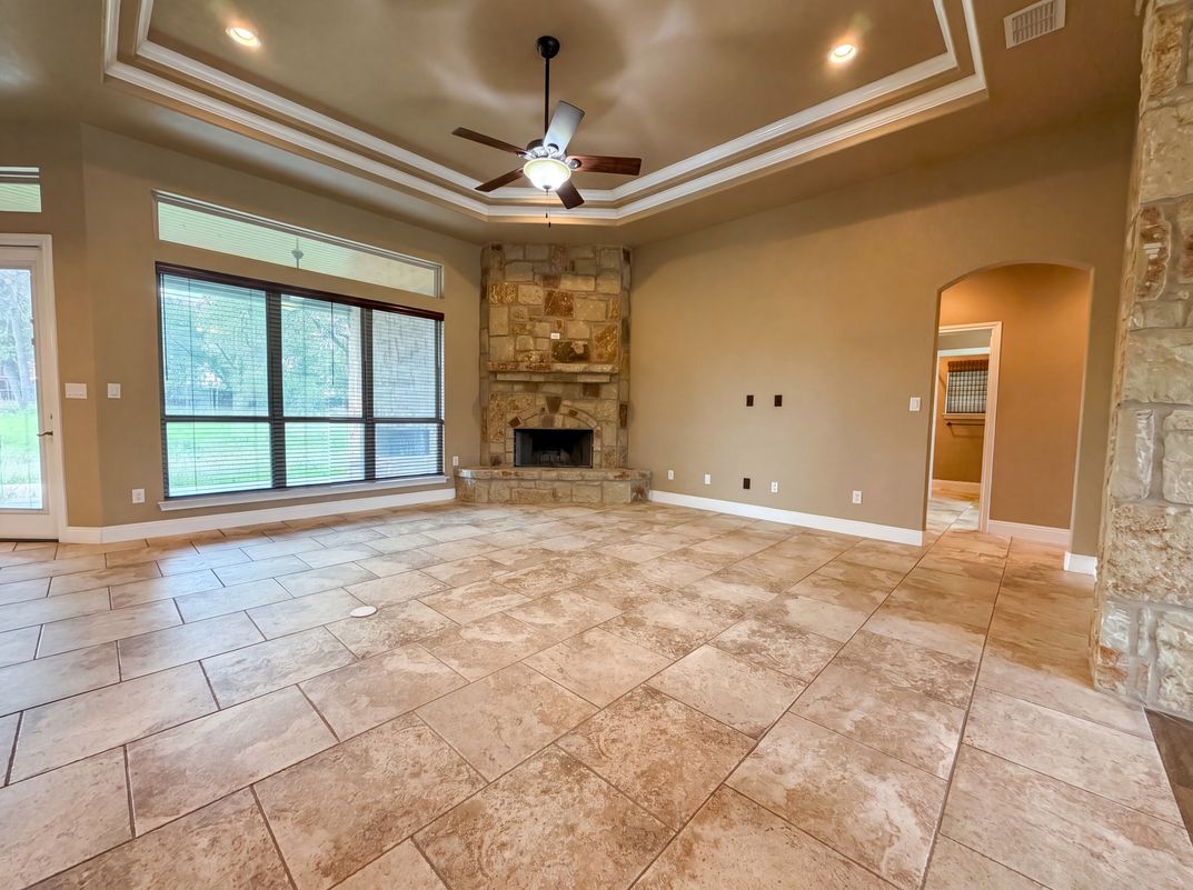 Photo 3 of 16 of 105 E Eden Vly, Adkins, TX