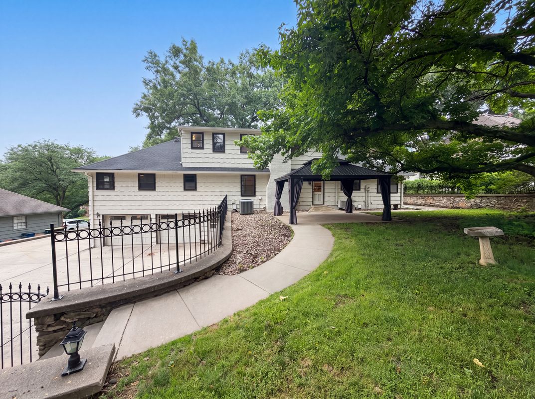 Photo 20 of 23 of 4321 NW Briarcliff Ln, Kansas City, MO