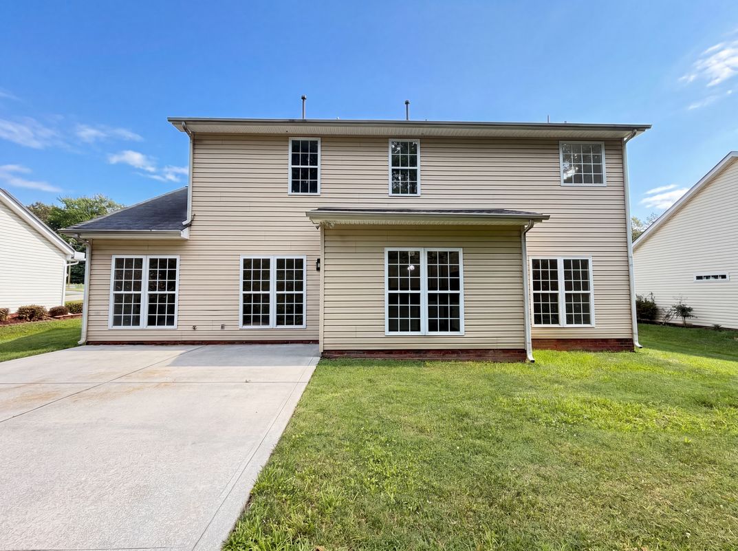 Photo 5 of 22 of 3621 Straussburg Woods Ln, Matthews, NC
