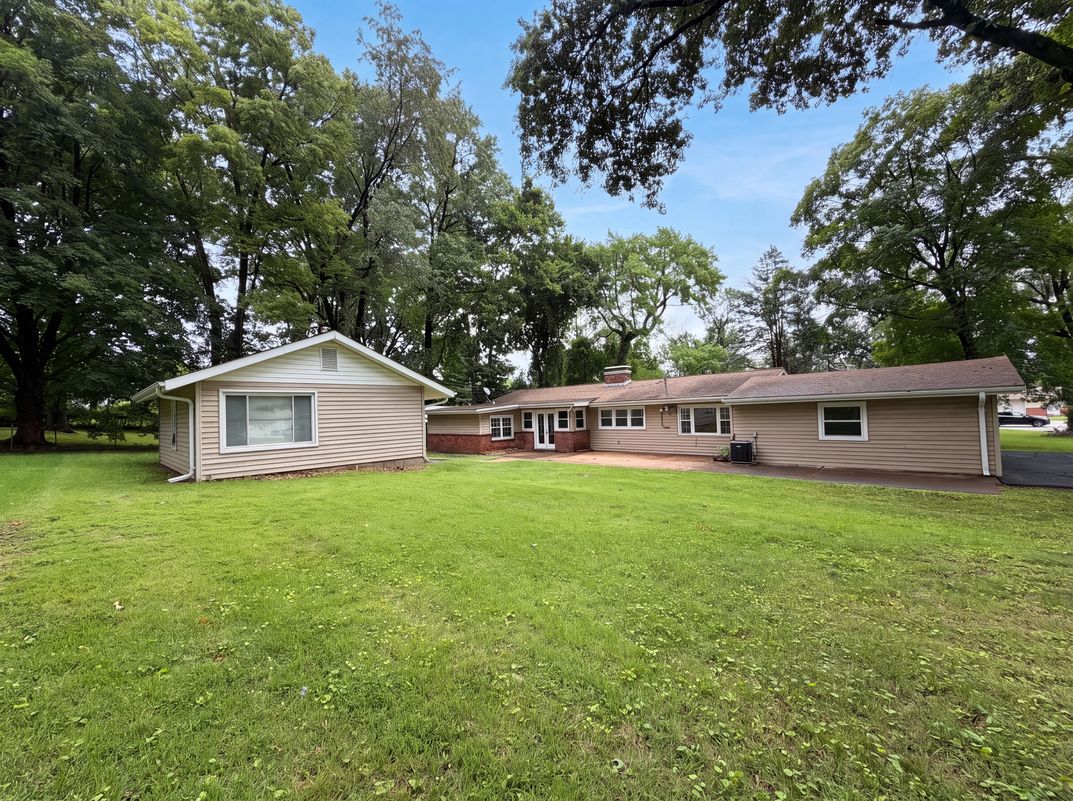 Photo 5 of 21 of 925 Woodcrest Ln, Hazelwood, MO